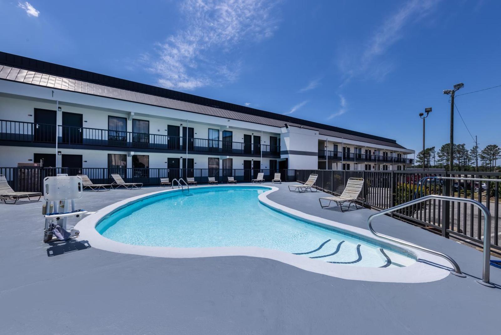 Days Inn & Suites by Wyndham Fayetteville NW Ft Bragg