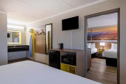 Days Inn & Suites by Wyndham Fayetteville NW Ft Bragg image 16