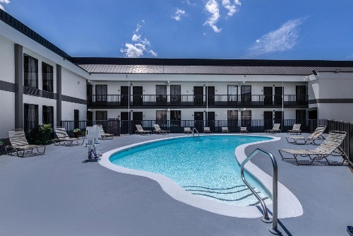 Days Inn & Suites by Wyndham Fayetteville NW Ft Bragg image 2