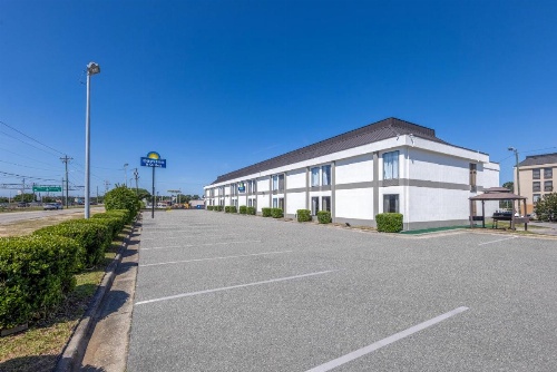 Days Inn & Suites by Wyndham Fayetteville NW Ft Bragg image 37