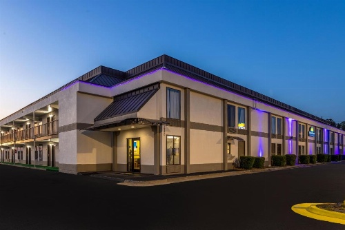 Days Inn & Suites by Wyndham Fayetteville NW Ft Bragg image 9